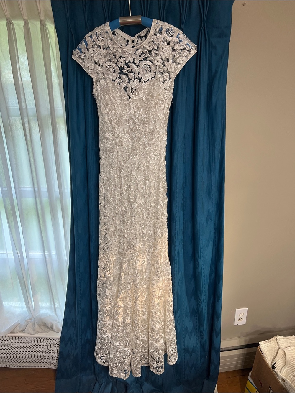 Marina Women’s Size 2 White Silver Floral Lace Formal Evening Gown Maxi Dress